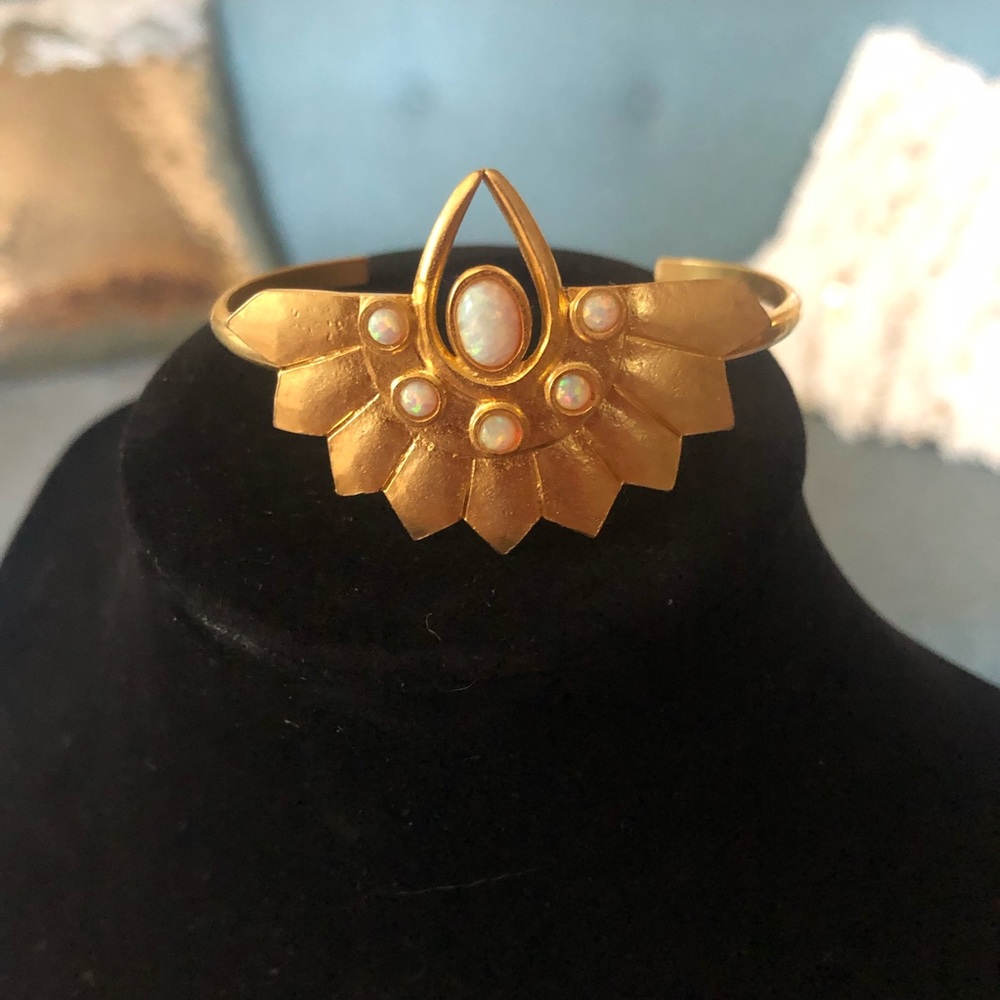 The 2Bandits Cuff bracelet gold and opal